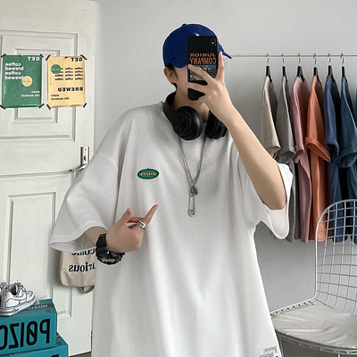 Ανδρικό φαρδύ μπλουζάκι με έμβλημα και οβάλ λαιμόκοψη