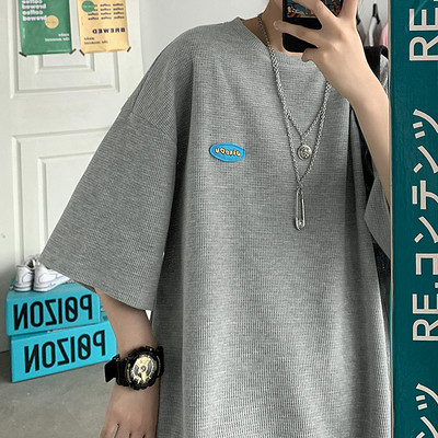 Ανδρικό φαρδύ μπλουζάκι με έμβλημα και οβάλ λαιμόκοψη