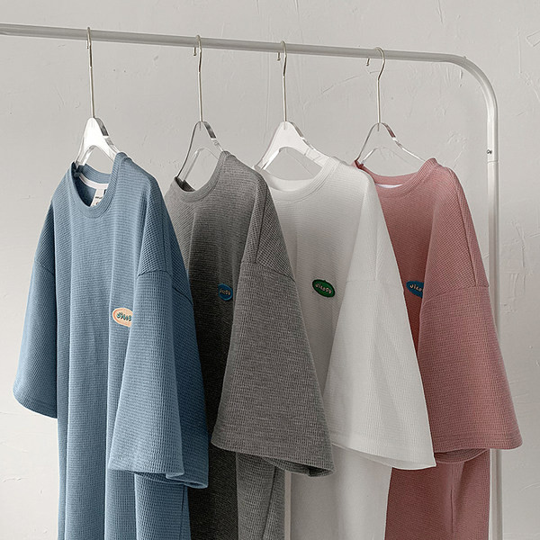 Ανδρικό φαρδύ μπλουζάκι με έμβλημα και οβάλ λαιμόκοψη