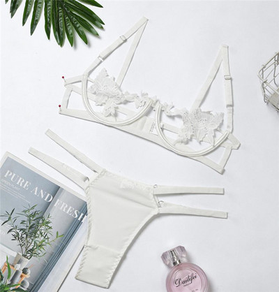 Set modern intim de sutien si tanga cu broderie