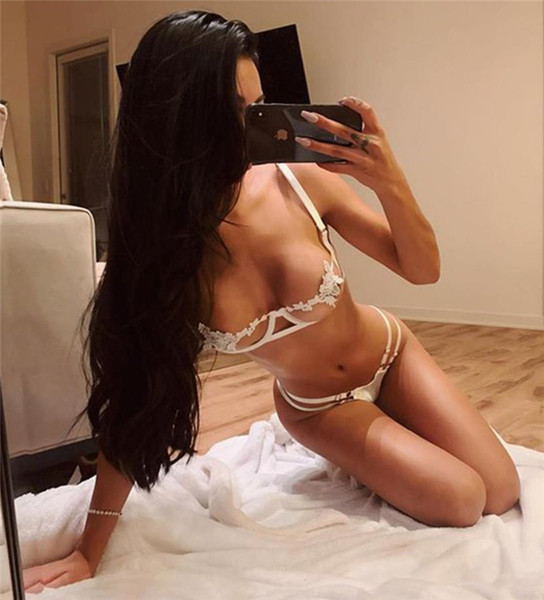 Set modern intim de sutien si tanga cu broderie