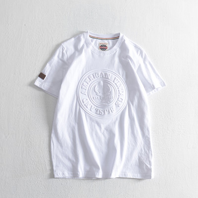 Tricou modern pentru bărbați cu emblemă și decolteu rotund