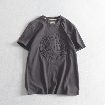 Tricou modern pentru bărbați cu emblemă și decolteu rotund