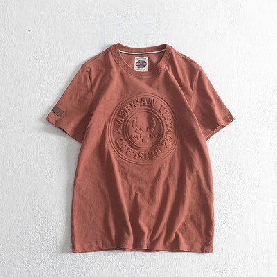 Tricou modern pentru bărbați cu emblemă și decolteu rotund