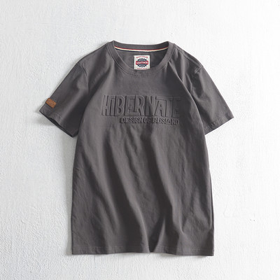 Tricou modern pentru bărbați cu emblemă și decolteu rotund