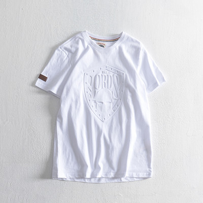 Tricou modern pentru bărbați cu emblemă și decolteu rotund