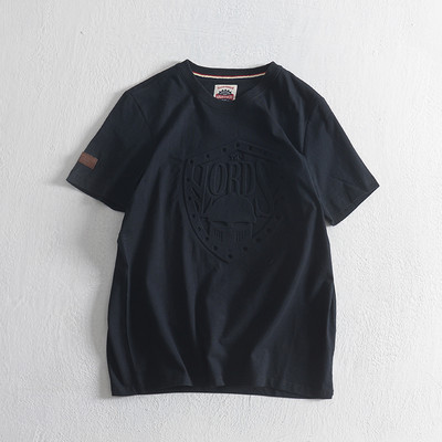 Tricou modern pentru bărbați cu emblemă și decolteu rotund