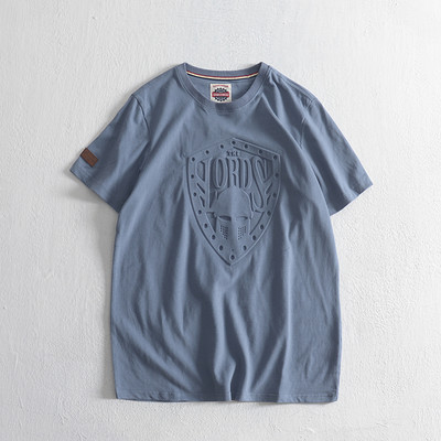 Tricou modern pentru bărbați cu emblemă și decolteu rotund