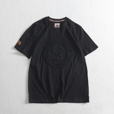 Tricou modern pentru bărbați cu emblemă și decolteu rotund