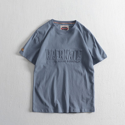 Tricou modern pentru bărbați cu emblemă și decolteu rotund