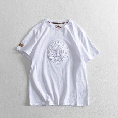 Tricou modern pentru bărbați cu emblemă și decolteu rotund