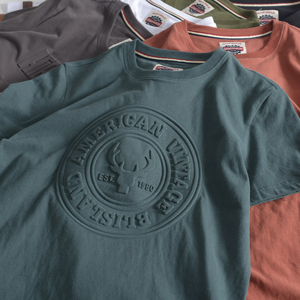 Tricou modern pentru bărbați cu emblemă și decolteu rotund