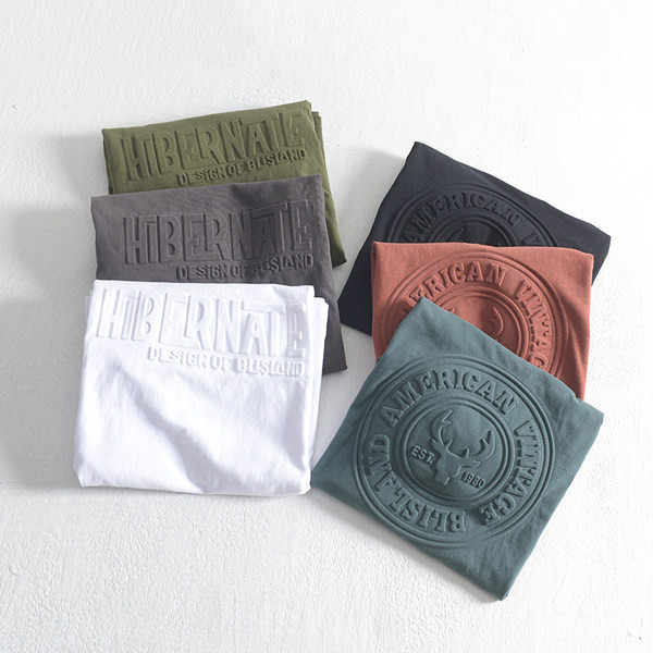 Tricou modern pentru bărbați cu emblemă și decolteu rotund