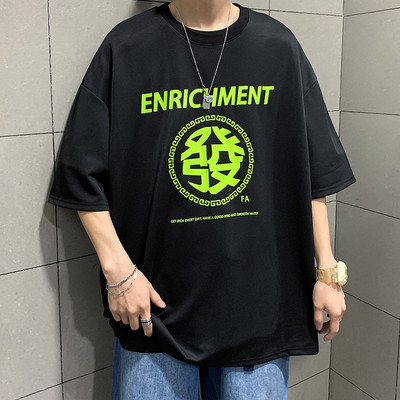 Tricou barbatesc cu aplicatie si decolteu oval