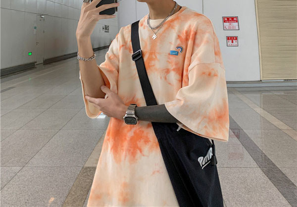 Široki model muške majice s ovalnim izrezom