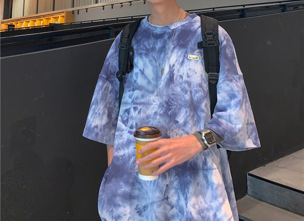 Široki model muške majice s ovalnim izrezom