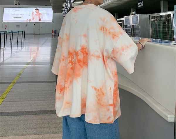 Široki model muške majice s ovalnim izrezom