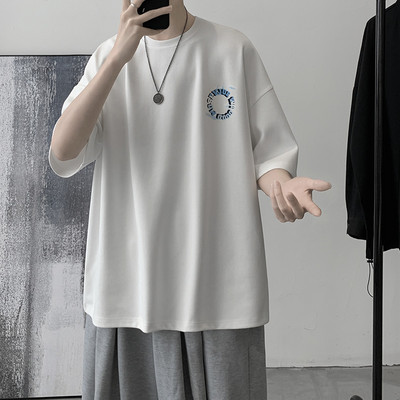 Ανδρικό μπλουζάκι με οβάλ λαιμόκοψη και απλικέ