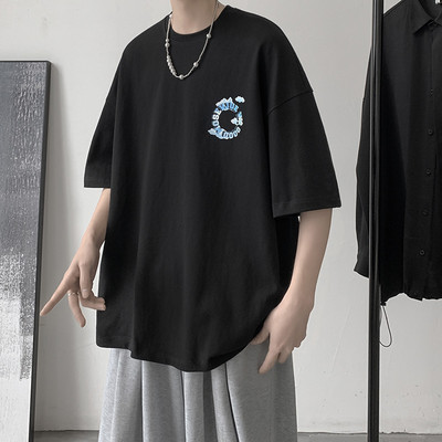 Ανδρικό μπλουζάκι με οβάλ λαιμόκοψη και απλικέ