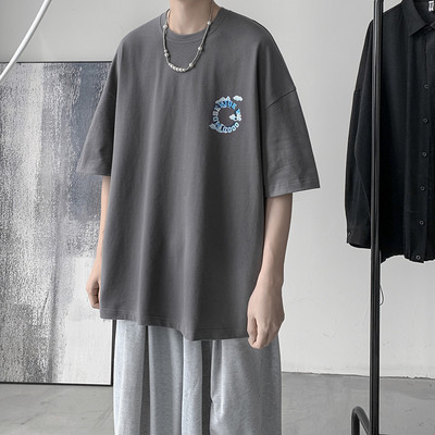 Ανδρικό μπλουζάκι με οβάλ λαιμόκοψη και απλικέ