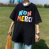 Tricou pentru bărbați cu inscripție colorată și mâneci scurte