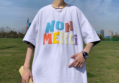 Tricou pentru bărbați cu inscripție colorată și mâneci scurte