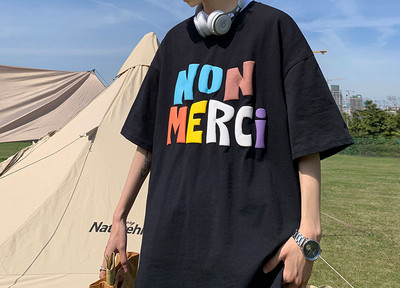 Tricou pentru bărbați cu inscripție colorată și mâneci scurte