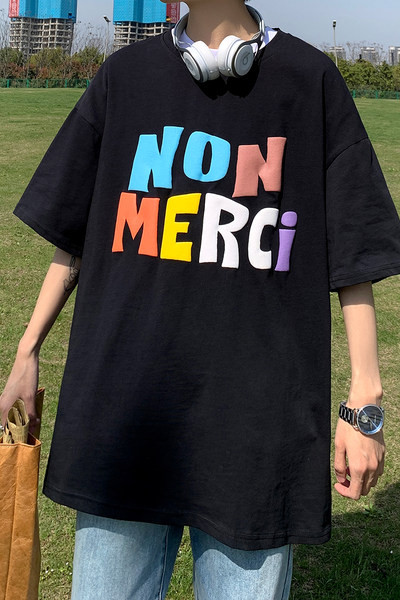 Tricou pentru bărbați cu inscripție colorată și mâneci scurte