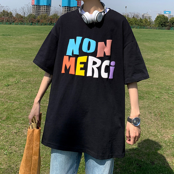 Tricou pentru bărbați cu inscripție colorată și mâneci scurte