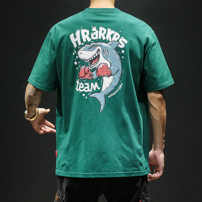 Tricou pentru bărbați cu decolteu oval și aplicație colorată