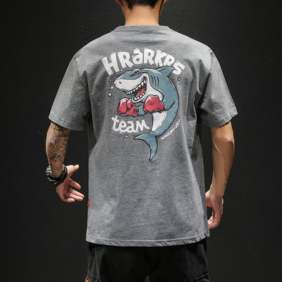 Tricou pentru bărbați cu decolteu oval și aplicație colorată