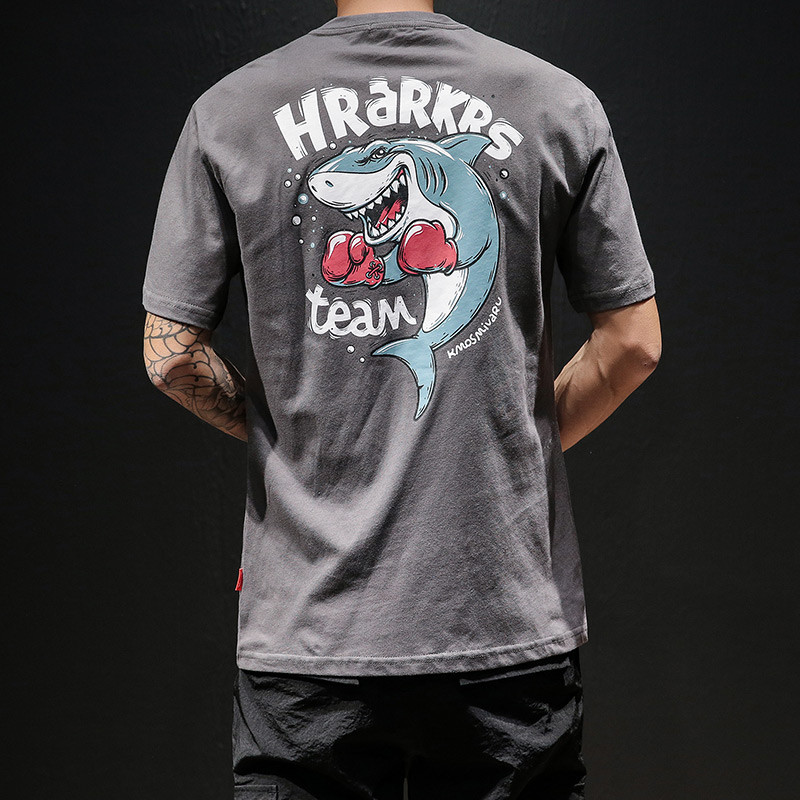 Tricou pentru bărbați cu decolteu oval și aplicație colorată