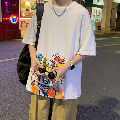 Vīriešu t-krekls ar krāsainu aplikāciju un ovālu kakla izgriezumu vairākās krāsās