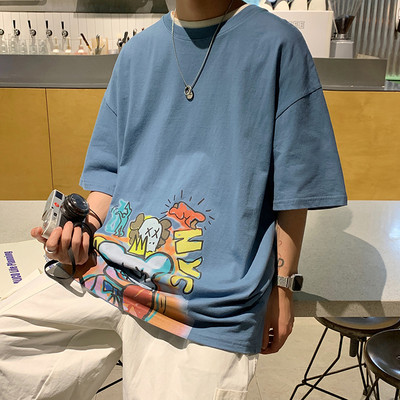 Vīriešu t-krekls ar krāsainu aplikāciju un ovālu kakla izgriezumu vairākās krāsās