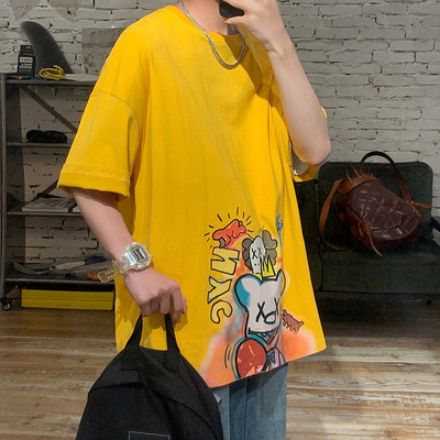 Vīriešu t-krekls ar krāsainu aplikāciju un ovālu kakla izgriezumu vairākās krāsās