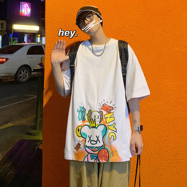 Vīriešu t-krekls ar krāsainu aplikāciju un ovālu kakla izgriezumu vairākās krāsās