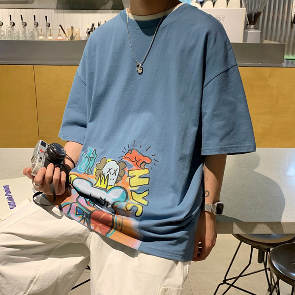 Vīriešu t-krekls ar krāsainu aplikāciju un ovālu kakla izgriezumu vairākās krāsās