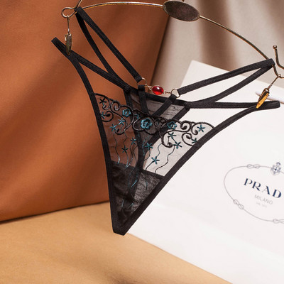 Aktuelne ženske tange sa vezom i ukrasnim kamenčićem