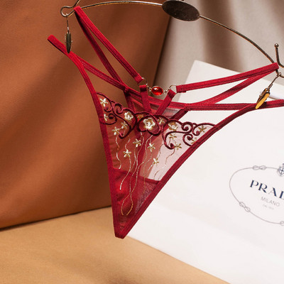 Aktuelne ženske tange sa vezom i ukrasnim kamenčićem