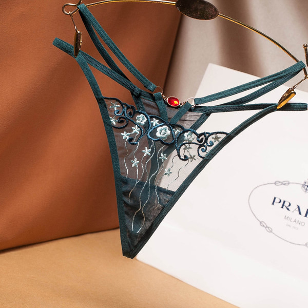 Aktuelne ženske tange sa vezom i ukrasnim kamenčićem