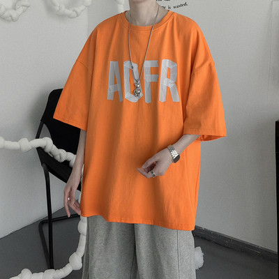 Tricou larg pentru bărbați cu inscripție și decolteu rotund