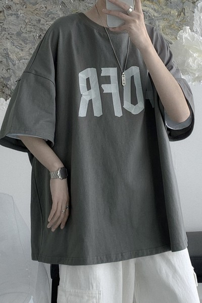 Tricou larg pentru bărbați cu inscripție și decolteu rotund