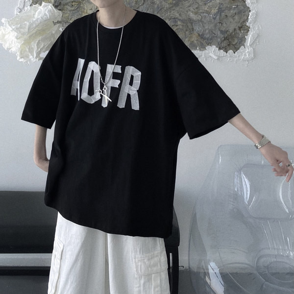 Tricou larg pentru bărbați cu inscripție și decolteu rotund