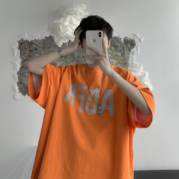 Tricou larg pentru bărbați cu inscripție și decolteu rotund