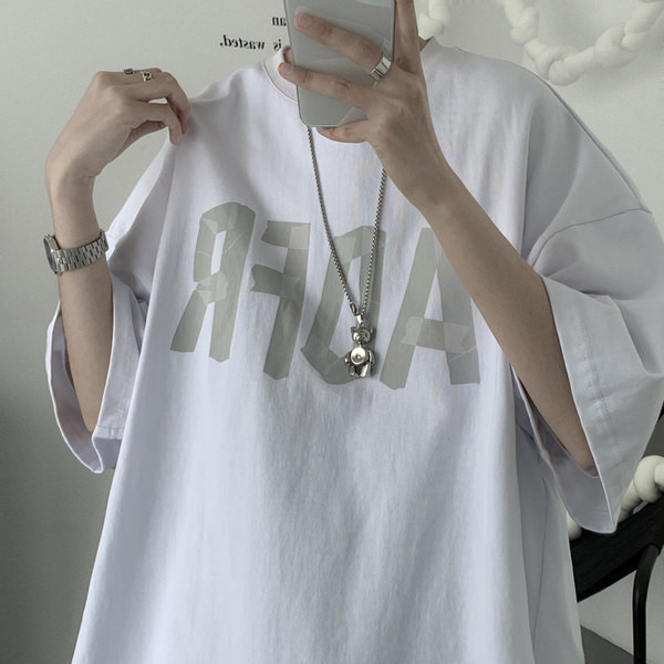 Tricou larg pentru bărbați cu inscripție și decolteu rotund