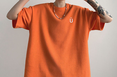 Tricou pentru bărbați cu decolteu oval și mâneci scurte