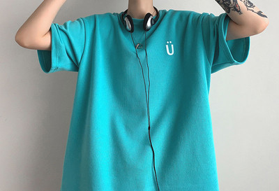 Tricou pentru bărbați cu decolteu oval și mâneci scurte