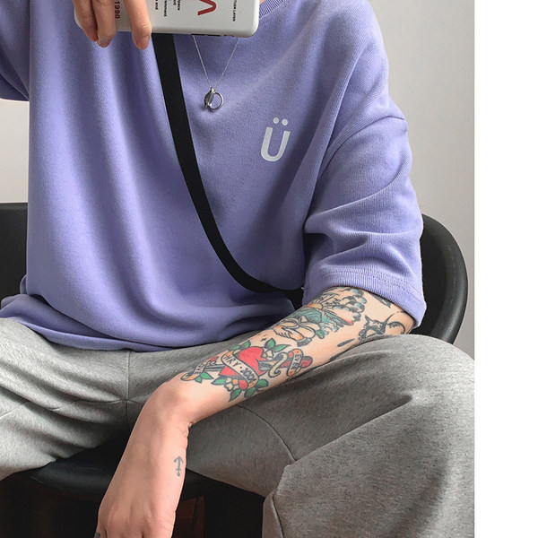 Tricou pentru bărbați cu decolteu oval și mâneci scurte