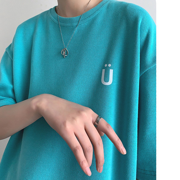 Tricou pentru bărbați cu decolteu oval și mâneci scurte