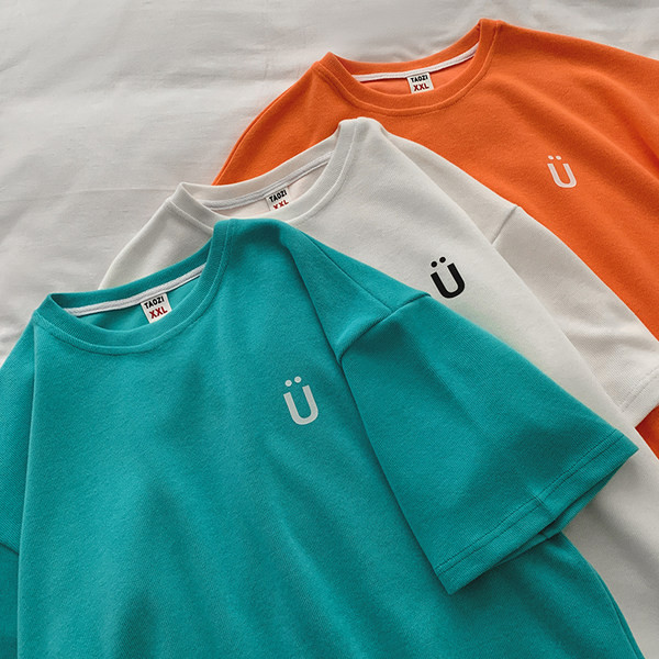 Tricou pentru bărbați cu decolteu oval și mâneci scurte